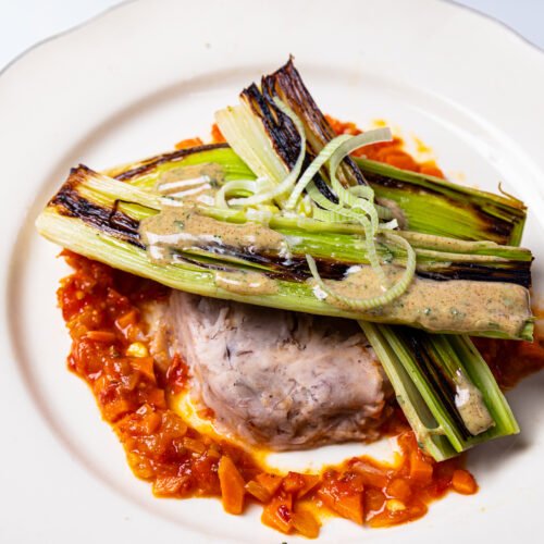 Puerros asados ​​con ragú de tomates y puré de mangal